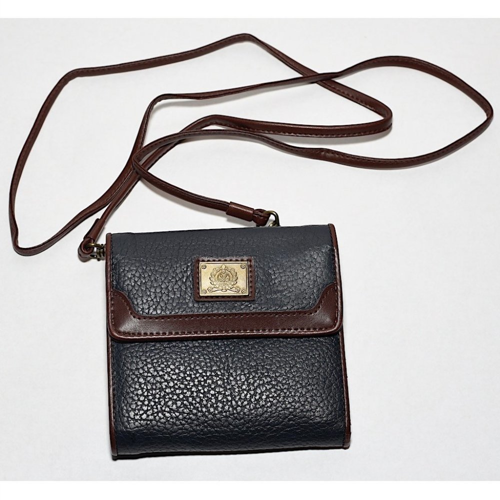 NWOT Medallion Leather Wallet Bag (Prob Vintage)